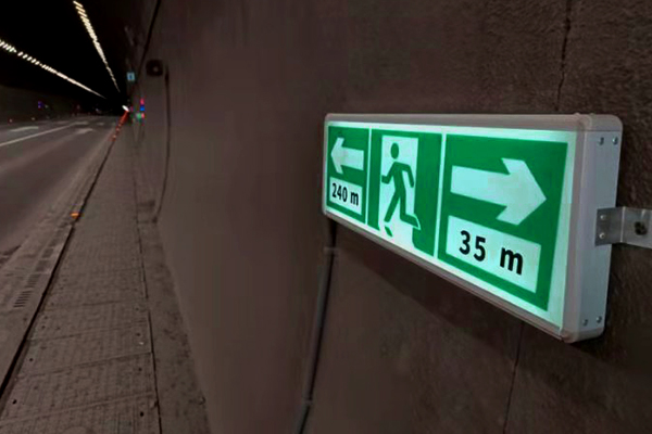 隧道蓄能環保疏散標識安裝