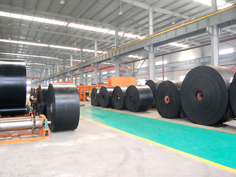What are the differences between light and heavy conveyor belts