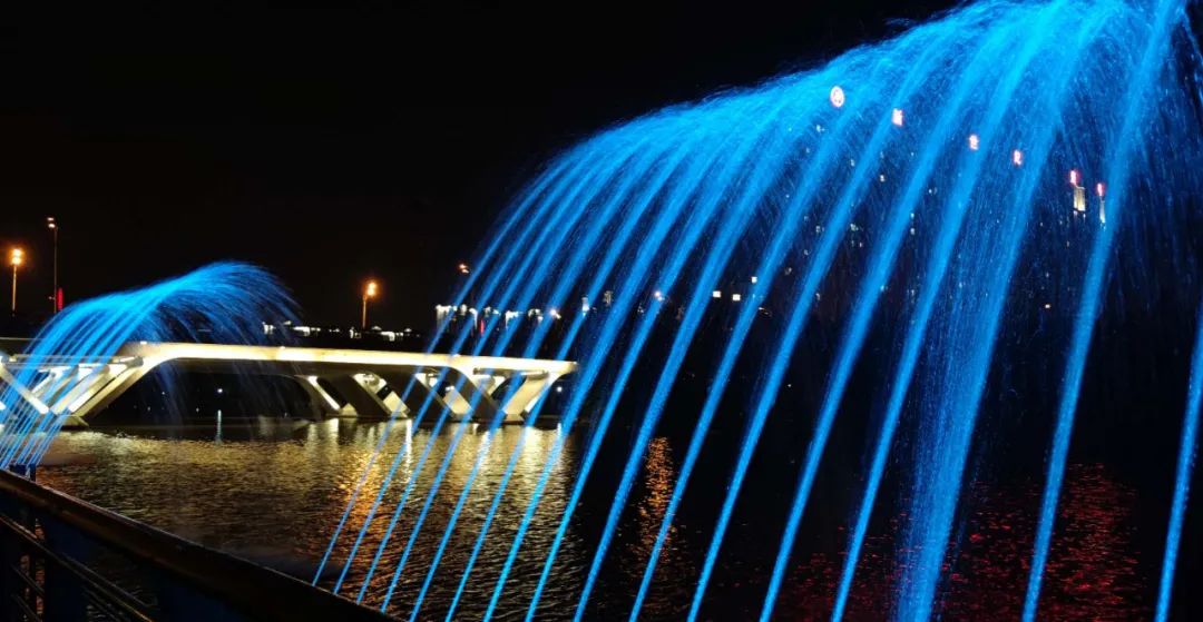 音乐喷泉点亮靖江市十圩港的景观带