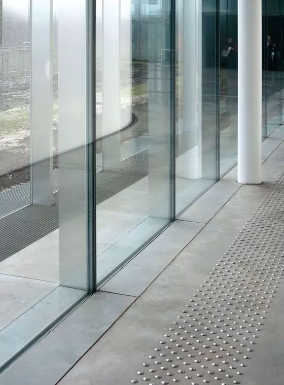 為什么高層建筑的玻璃幕墻不設欄桿？