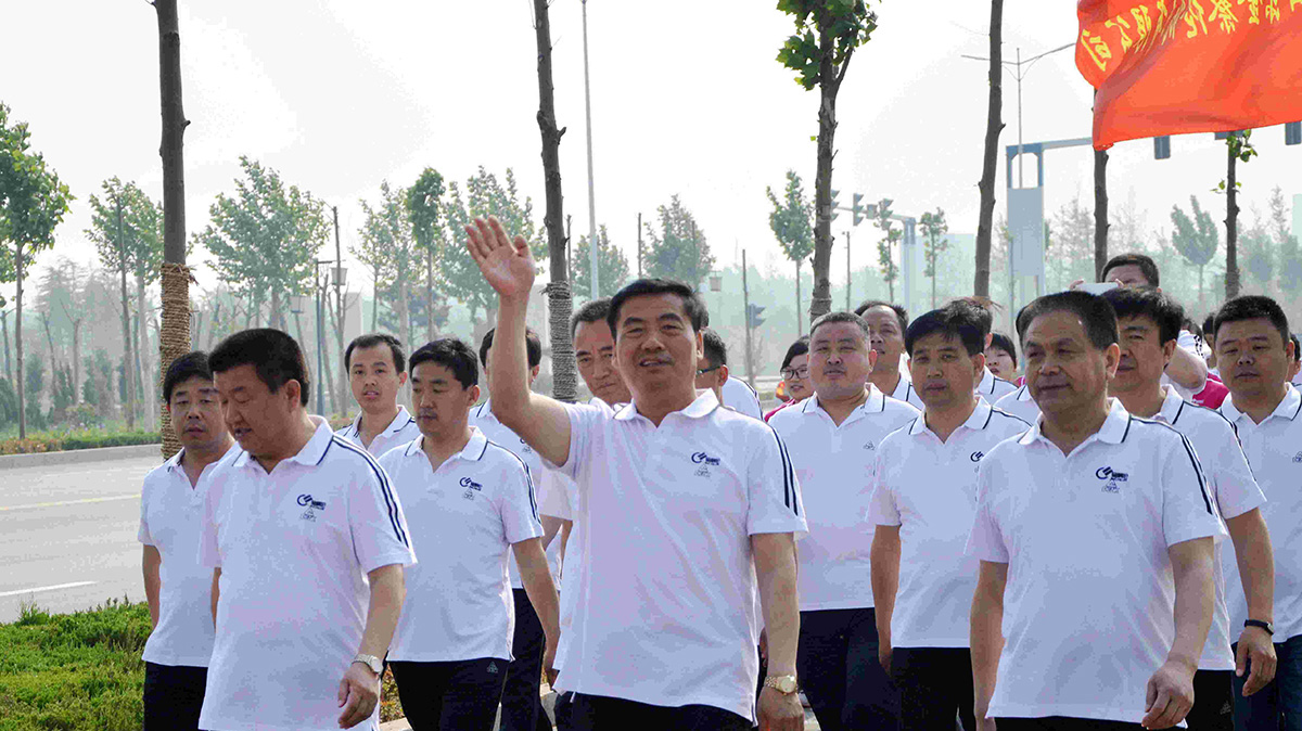 山東金蔡倫集團黨委書記、董事長陳立仁同志和員工一起參加徒步健身活動