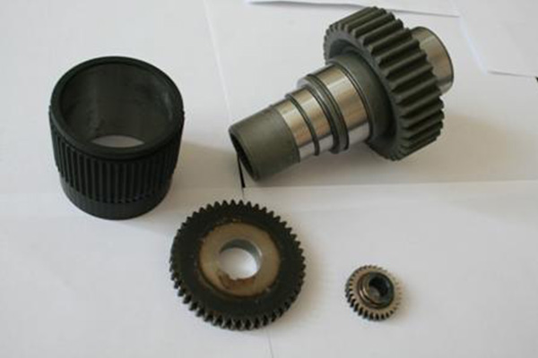 Transmission gears and gear hubs