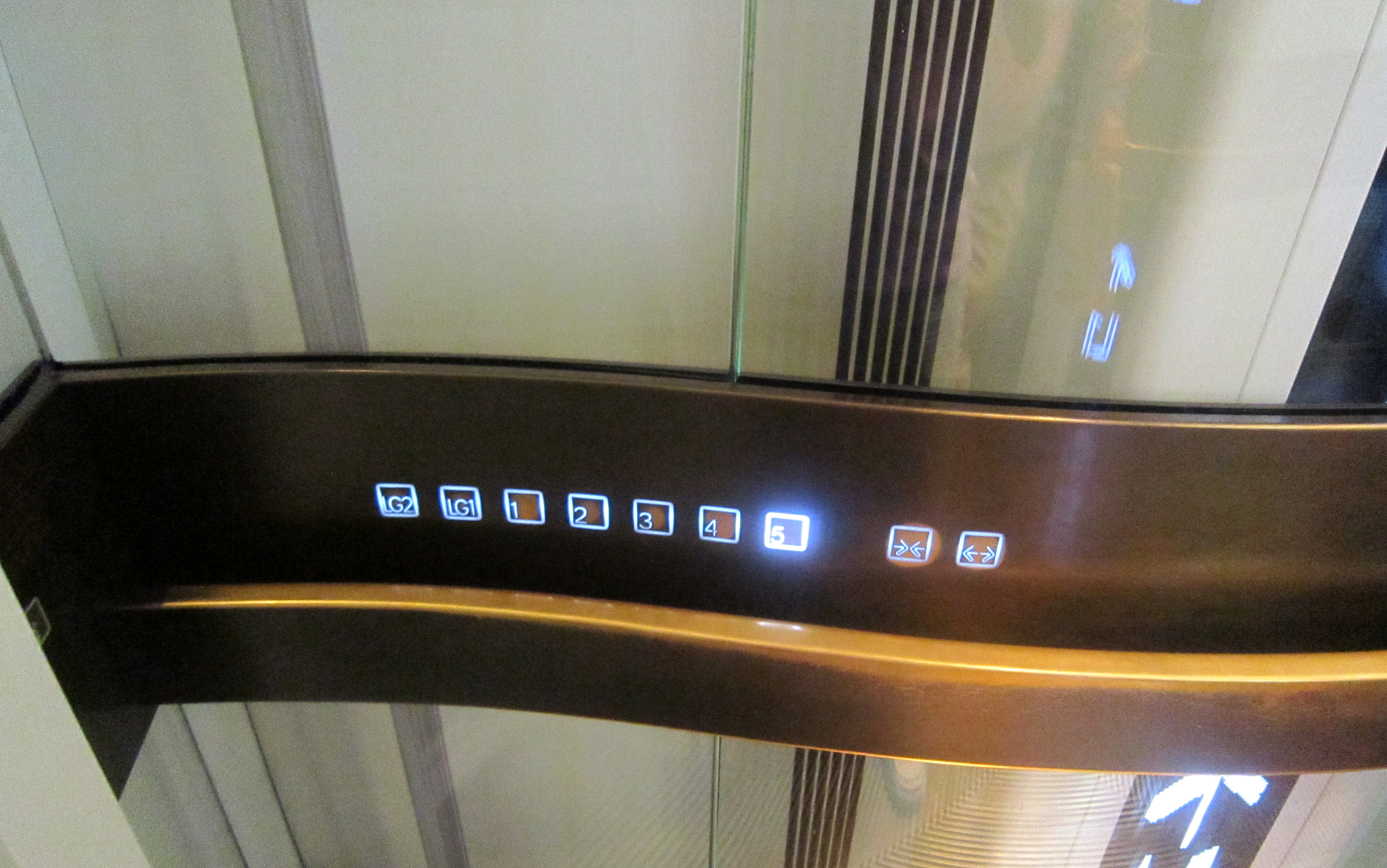 电梯轿厢铜装饰踏板及扶手