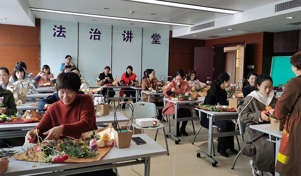 Carry out flower arranging activities for women workers